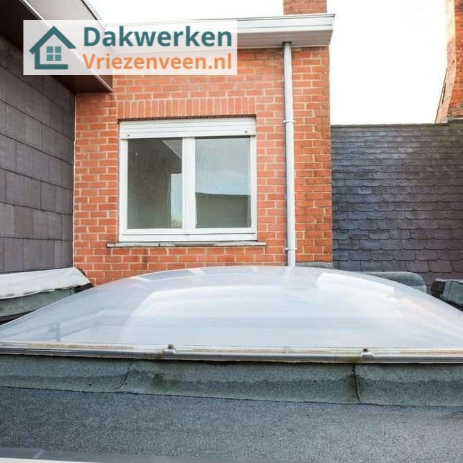 Inspectie van een plat dak met lichtkoepel Inspectie van een plat dak in vriezenveen met lichtkoepel